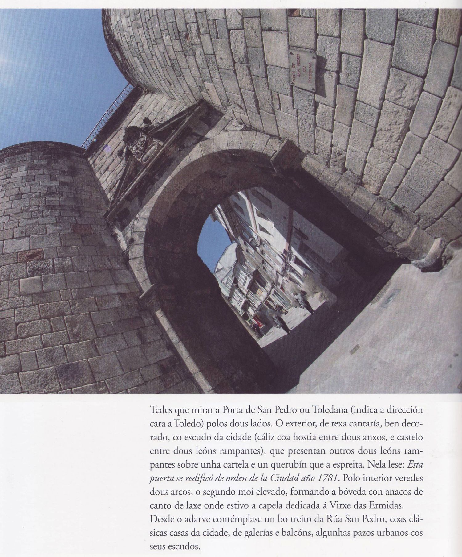 Original visión de la Puerta de San Pedro, del fotógrafo Xulio Gil